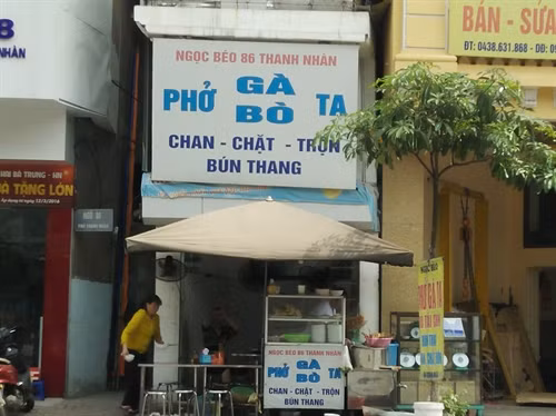 Để tận dụng hết công năng của những căn nhà này, các hộ đã thi nhau mở quán bán hàng, kinh doanh lấn chiếm vỉa hè, khiến tuyến phố văn minh Thanh Nhàn càng trở nên nhếch nhác. Ảnh: Văn Thắng - TTXVN