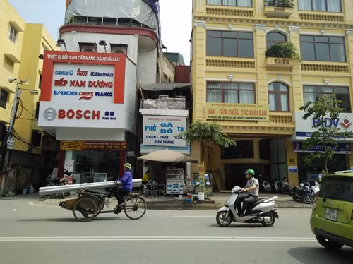 Trên tuyến phố hiện có đến hơn 10 ngôi nhà siêu mỏng, siêu méo thò thụt, lem nhem, gây mất mỹ quan đô thị., Ảnh: Văn Thắng - TTXVN
