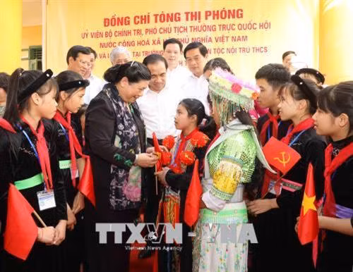 Phó Chủ tịch Thường trực Quốc hội Tòng Thị Phóng với các học sinh trường Trung học cơ sở Dân tộc nội trú huyện Chiêm Hóa, Tuyên Quang. Ảnh: Phương Hoa – TTXVN