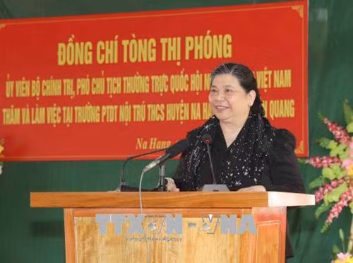 Phó Chủ tịch Thường trực Quốc hội Tòng Thị Phóng nói chuyện với thầy cô giáo và học sinh trường THCS Dân tộc nội trú huyện Na Hang. Ảnh: Phương Hoa - TTXVN