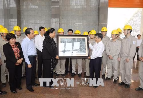 Phó Chủ tịch Thường trực Quốc hội Tòng Thị Phóng tặng bức ảnh "Bác Hồ thăm ngành Điện" cho Nhà máy thủy điệnTuyên Quang. Ảnh: Phương Hoa - TTXVN