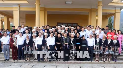 Phó Chủ tịch Thường trực Quốc hội Tòng Thị Phóng với nhân dân xã Kim Bình huyện Chiêm Hóa, Tuyên Quang. Ảnh: Phương Hoa - TTXVN