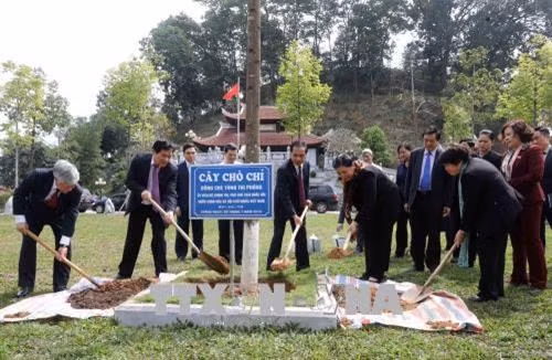 Phó Chủ tịch Thường trực Quốc hội Tòng Thị Phóng và đoàn công tác Văn phòng Quốc hội chăm sóc cây lưu niệm tại Đền thờ Chủ tịch Hồ Chí Minh. Ảnh: Phương Hoa – TTXVN