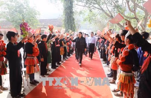 Phó Chủ tịch Thường trực Quốc hội Tòng Thị Phóng thăm trường THCS Dân tộc nội trú huyện Na Hang. Ảnh: Phương Hoa - TTXVN