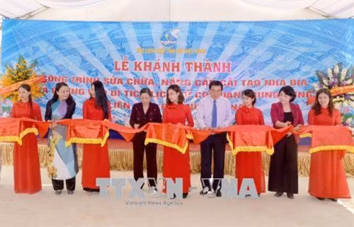 Các đại biểu cắt băng khánh thành công trình. Ảnh: Văn Tý-TTXVN