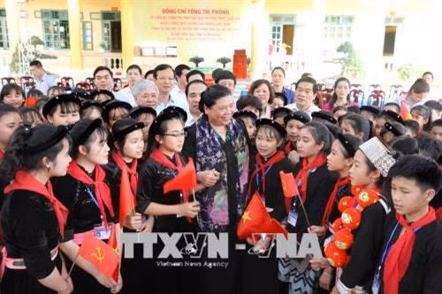 Phó Chủ tịch Thường trực Quốc hội Tòng Thị Phóng với các học sinh trường Trung học cơ sở Dân tộc nội trú huyện Chiêm Hóa, Tuyên Quang. Ảnh: Phương Hoa – TTXVN