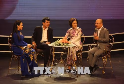 Các đại biểu khách mời cùng chia sẻ về vai trò của người phụ nữ Việt Nam qua các thời kỳ. Ảnh: Xuân Dự - TTXVN