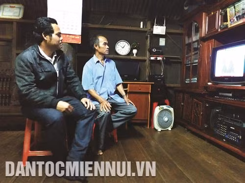 Cư Pơng hôm nay điện lưới Quốc gia đã được kéo về từng nhà. Ảnh: Tuấn Anh Ðồng bào được tiếp cận với các sản phẩm báo chí. Ảnh: Tuấn Anh