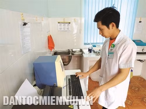 Trạm y tế xã Cư Pơng đạt chuẩn quốc gia, với đội ngũ y bác sĩ lành nghề, đáp ứng nhu cầu khám, chữa bệnh của đồng bào. Ảnh: Tuấn Anh