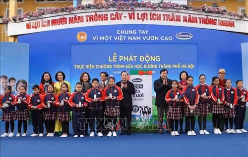 Tặng sữa cho các học sinh tại buổi lễ. Ảnh: Thanh Tùng -TTXVN
