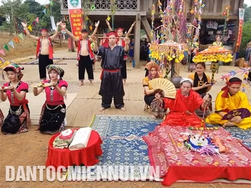 Đồng bào dân tộc Thái hiện Lễ Xăng Khan - lễ hội truyền thống của dân tộc mình tại không gian Làng Văn hóa. Ảnh: Nam Sương