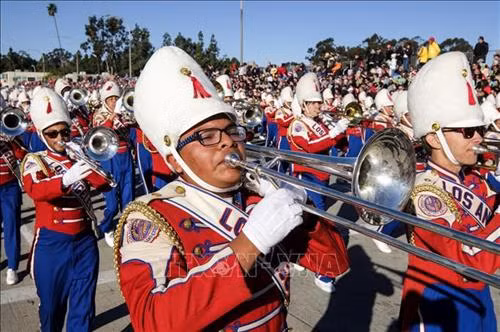 Nữ hoàng Hoa hồng và các nàng công chúa tại Lễ hội hoa hồng ở Pasadena, California, Mỹ ngày 1/1/2019. Ảnh: THX/ TTXVN Xe hoa tại Lễ hội hoa hồng ở Pasadena, California, Mỹ ngày 1/1/2019. Ảnh: THX/ TTXVN Ban nhạc biểu diễn tại Lễ hội hoa hồng ở Pasadena, California, Mỹ ngày 1/1/2019. Ảnh: THX/ TTXVN Xe hoa tại Lễ hội hoa hồng ở Pasadena, California, Mỹ ngày 1/1/2019. Ảnh: THX/ TTXVN Ban nhạc biểu diễn tại Lễ hội hoa hồng ở Pasadena, California, Mỹ ngày 1/1/2019. Ảnh: THX/ TTXVN Các vũ công tại Lễ hội hoa hồng ở Pasadena, California, Mỹ ngày 1/1/2019. Ảnh: THX/ TTXVN Đây là lễ hội thường niên được người Mỹ háo hức mong chờ mỗi dịp đầu năm mới. Ảnh: THX/ TTXVN