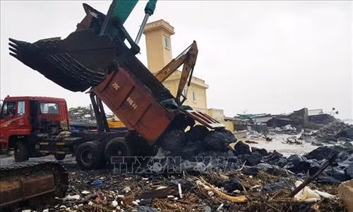 Đổ đá hộc gia cố bờ kè tạm tại khu dân cư Bạch Đằng (phường 6, thành phố Tuy Hòa). Ảnh: Thế Lập - TTXVN