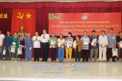 Ông Trần Thanh Mẫn tặng quà cho các gia đình chính sách, hộ nghèo tại huyện Cờ Đỏ, thành phố Cần Thơ. Ảnh: Ngọc Thiện-TTXVN