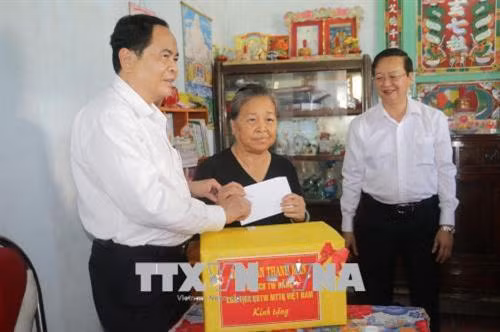 Ông Trần Thanh Mẫn đã đến thăm và tặng quà cho gia đình bà Đỗ Thị Phương, vợ Liệt sĩ tại ấp Thới Hiệp, xã Đông Thắng, huyện Cờ Đỏ, thành phố Cần Thơ. Ảnh: Ngọc Thiện- TTXVN