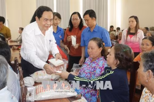 Ông Trần Thanh Mẫn tặng quà cho các gia đình chính sách, hộ nghèo tại huyện Cờ Đỏ, thành phố Cần Thơ. Ảnh: Ngọc Thiện-TTXVN