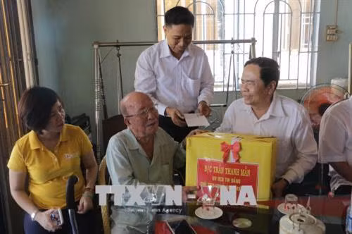 Ông Trần Thanh Mẫn tặng quà cho gia đình ông Lê Tấn Phương (Chín Nết), cán bộ hưu trí 91 tuổi tại thị trấn Cờ Đỏ, huyện Cờ Đỏ, thành phố Cần Thơ. Ảnh: Ngọc Thiện-TTXVN