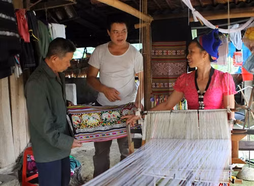 Chuyển tới điểm tái định cư Nậm Nui, Nậm Ke, xã Đồng Văn, huyện Quế Phong (Nghệ An), chị Lang Thị Xuyến cũng như nhiều chị em dân tộc Thái khác vẫn duy trì nghề dệt thổ cẩm truyền thống để làm ra các sản phẩm phục vụ nhu cầu cuộc sống và có thêm thu nhập.