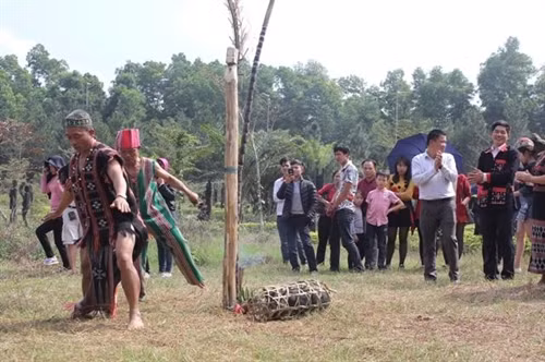 Lễ tế sống của đồng bào Tà Ôi.
