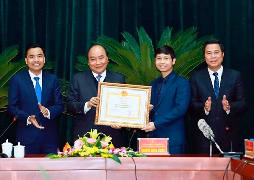 Chiều 12/2/2017, tại thành phố Bắc Ninh, tỉnh Bắc Ninh, Thủ tướng Nguyễn Xuân Phúc làm việc với lãnh đạo tỉnh Bắc Ninh. Trong ảnh: Thủ tướng Nguyễn Xuân Phúc trao Bằng công nhận đạt chuẩn Nông thôn mới năm 2016 cho huyện Tiên Du, tỉnh Bắc Ninh. Ảnh: Thống Nhất-TTXVN