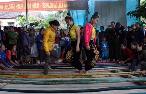 Đồng bào dân tộc Thái tại điểm tái định cư Nậm Nui, Nậm Ke, xã Đồng Văn, huyện Quế Phong (Nghệ An) vui nhảy sạp trong những ngày hội, ngày lễ.