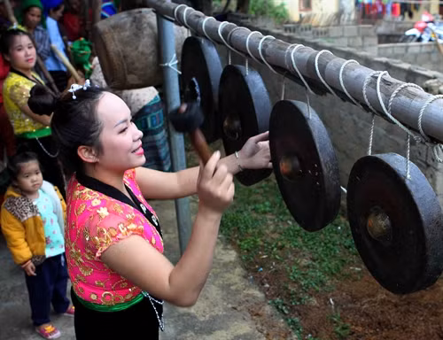 Đồng bào dân tộc Thái tại điểm tái định cư Nậm Nui, Nậm Ke, xã Đồng Văn, huyện Quế Phong (Nghệ An) thường sử dụng cồng chiêng làm nhạc cu trong những ngày hội, ngày lễ nhằm giữ gìn văn hóa truyền thống.
