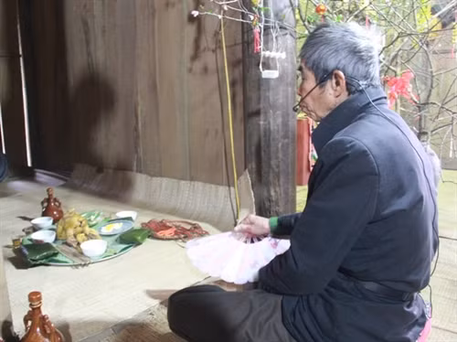 Thầy cúng làm lễ cầu an.