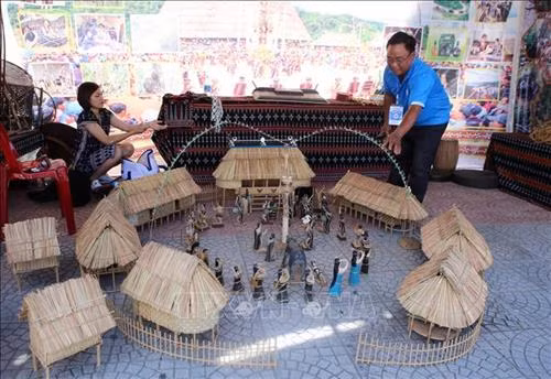 Không gian trưng bày, giới thiệu văn hóa, con người của dân tộc Cơ Tu, tỉnh Quảng Nam tại ngày hội. Ảnh: Hồ Cầu-TTXVN