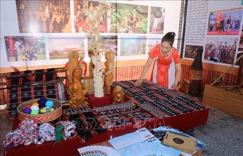 Không gian trưng bày, giới thiệu, quảng bá sản phẩm văn hóa và du lịch tại ngày hội. Ảnh: Hồ Cầu-TTXVN