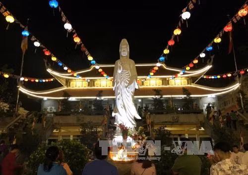 Đông đảo người dân Thành phố Hồ Chí Minh viếng chùa Vĩnh Nghiêm trong đêm giao thừa đón năm mới Đinh Dậu 2017. Ảnh: Thanh Vũ-TTXVN