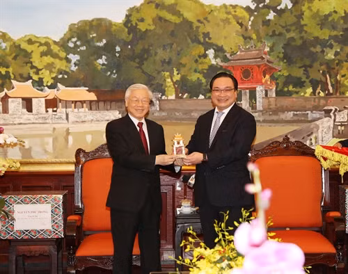 Bí thư Thành uỷ Hà Nội Hoàng Trung Hải trao tặng Tổng Bí thư Nguyễn Phú Trọng biểu tượng “Khuê Văn Các”. Ảnh : Trí Dũng – TTXVN