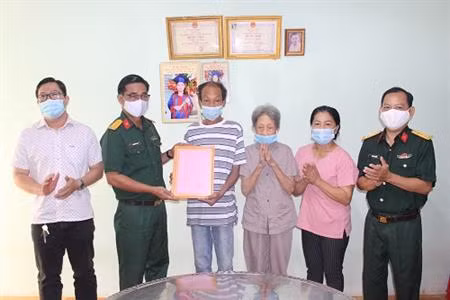 Quân khu 7 tích cực triển khai các chương trình dân vận ở vùng đồng bào dân tộc, tôn giáo ảnh 1