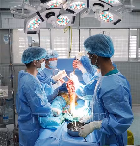 Thực hiện thành công ca phẫu thuật dùng mảnh ghép 3D hợp kim Titanium cho bệnh nhân ung thư xương ảnh 5