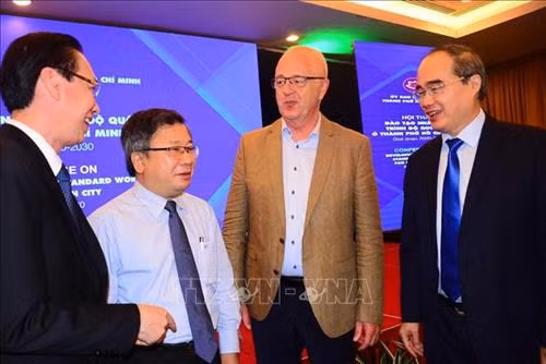 Bí thư Thành ủy Thành phố Hồ Chí Minh Nguyễn Thiện Nhân với các chuyên gia, doanh nghiệp, nhà nghiên cứu trong lĩnh vực giáo dục và đào tạo tại hội thảo. Ảnh: Thanh Vũ – TTXVN