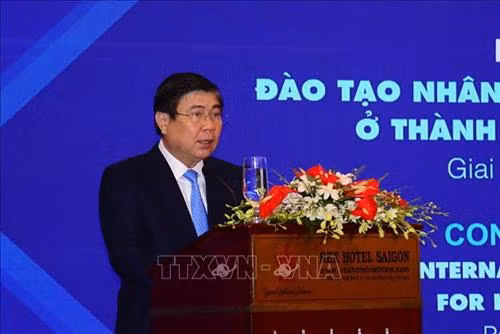 Chủ tịch UBND Thành phố Hồ Chí Minh Nguyễn Thành Phong phát biểu tại hội thảo. Ảnh: Thanh Vũ – TTXVN
