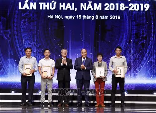 Thủ tướng Nguyễn Xuân Phúc và đồng chí Trần Quốc Vượng, Ủy viên Bộ Chính trị, Thường trực Ban Bí thư trao Giải A cho các tác giả. Ảnh: Thống Nhất – TTXVN