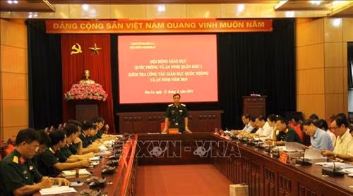 Thiếu tướng Phạm Hồng Chương, Phó Tư lệnh kiêm Tham mưu trưởng Quân khu 2, đánh giá kết quả kiểm tra công tác giáo dục quốc phòng và an ninh của tỉnh Sơn La. Ảnh: TTXVN phát
