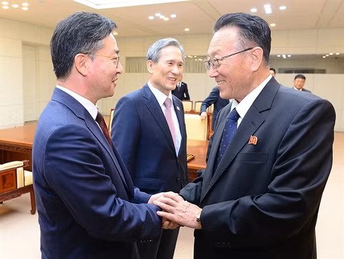 Bí thư đảng Lao động Triều Tiên Kim Yong-Gon phụ trách các vấn đề quan hệ với Hàn Quốc (phải) và Bộ trưởng Thống nhất Hàn Quốc Hong Yong-pyo (trái) trong cuộc gặp sau khi kết thúc cuộc đàm phán. Ảnh: Yonhap.TTXVN