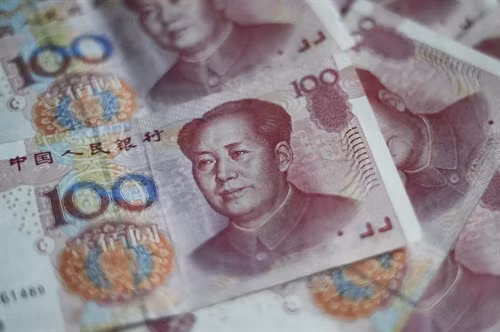 Đồng tiền giấy mệnh giá 100 NDT. Ảnh: AFP/ TTXVN