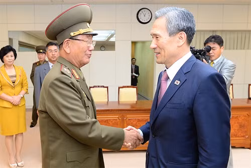 Cố vấn an ninh quốc gia Hàn Quốc Kim Kwan-jin (phải) và Chủ nhiệm tổng cục chính trị quân đội Triều Tiên Hwang Pyong-so (trái) sau khi kết thúc đàm phán. Ảnh: Yonhap.TTXVN