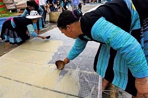 Một trong những công đoạn làm giấy của người Mông ở Sơn La.