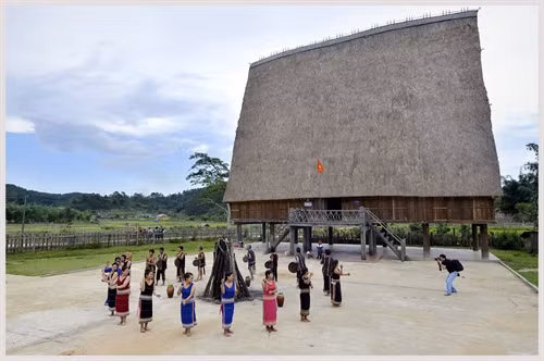 Nhà Rông của người Giẻ - Triêng. Ảnh: Thanh Hà - TTXVN Nhà Rông của người Rơ Măm. Ảnh: Thanh Hà - TTXVN Nhà Rông của người Giẻ - Triêng. Ảnh: Thanh Hà - TTXVN Nhà Rông của người Brâu. Ảnh: Thanh Hà - TTXVN Nhà Rông của người Brâu. Ảnh: Thanh Hà - TTXVN Nhà Rông của người Gia Rai. Ảnh: Thanh Hà - TTXVN