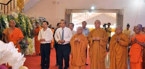 Phó Thủ tướng Thường trực Chính phủ Trương Hòa Bình đến ghi sổ tang, viếng Hoà thượng Danh Nhưỡng, Phó Pháp chủ kiêm Giám luật Hội đồng chứng minh Giáo hội Phật giáo Việt Nam. Ảnh: Đà Qui