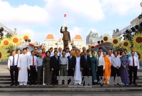 Các đại biểu dâng hoa Chủ tịch Hồ Chí Minh tại Công viên tượng đài Bác Hồ (phố đi bộ Nguyễn Huệ). Ảnh: Thanh Vũ-TTXVN
