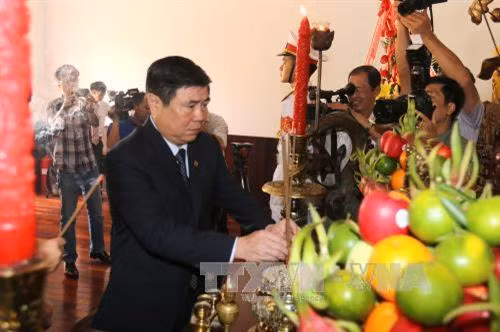 Đồng chí Nguyễn Thành Phong dâng hương tưởng niệm Chủ tịch Hồ Chí Minh. Ảnh: Thanh Vũ-TTXVN