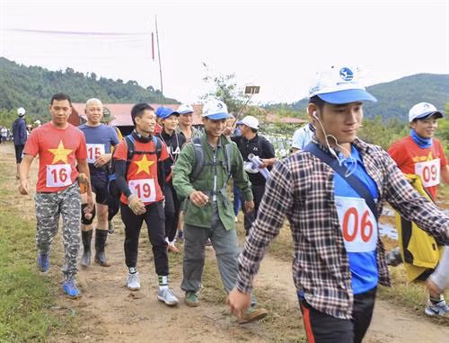 Các vận động viên nghe phổ biến nội quy trước khi xuất phát Các vận động viên chuẩn bị xuất phát Những bước chạy đầu tiên của các vận động viên Mặc trời mưa, bùn lầy, các vận động viên vẫn quyết tâm chinh phục đỉnh cao Đỉnh núi Lảo Thẩn chìm trong mây 3 vận động viên đang đua tranh trên đường lên đỉnh Kết thúc cuộc thi, vận động viên Sùng A De, sinh năm 1990 đã đến đích trên đỉnh núi Lảo Thẩn với thành tích 1 tiếng 16 phút.