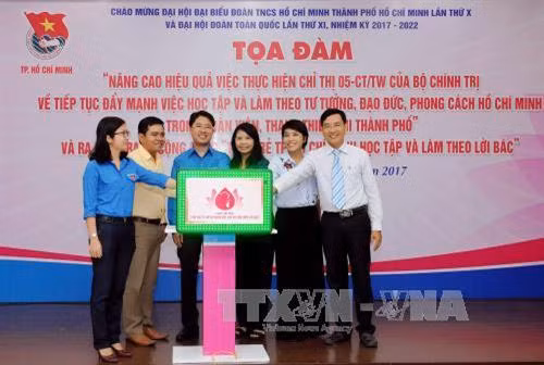 Các đại biểu thực hiện nghi thức Ra mắt Trang cộng đồng “Tuổi trẻ TP. Hồ Chí Minh học tập và làm theo lời Bác”. Ảnh: An Hiếu - TTXVN