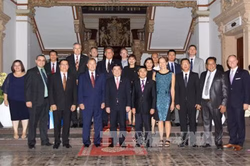 Chủ tịch UBND Thành phố Hồ Chí Minh Nguyễn Thành Phong với Thống đốc Bang Utah (Hoa Kỳ) Gary R.Herbert cùng các đại biểu. Ảnh: Thanh Vũ-TTXVN