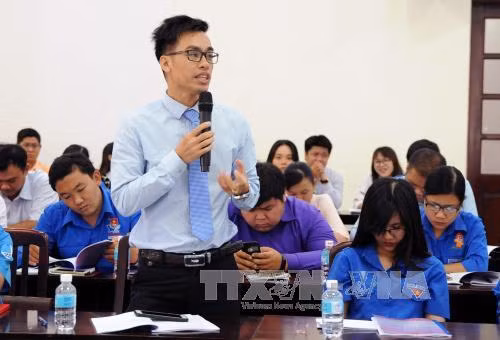 Thanh niên trẻ tiêu biểu trình bày ý kiến tham luận tại Tọa đàm. Ảnh: An Hiếu - TTXVN