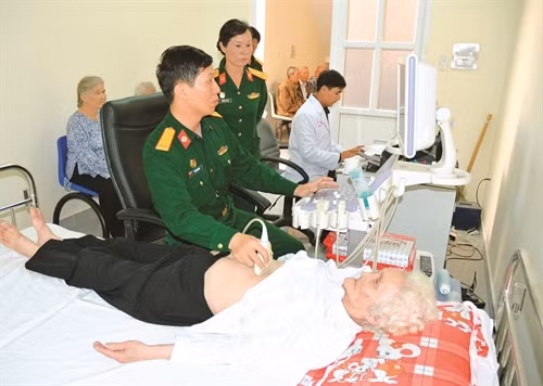 Cán bộ của Học viện Lục quân tham gia khám, chữa bệnh cho người dân trong vùng